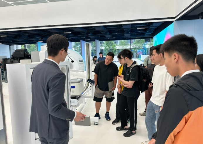 学院开展毕业班学生企业参访与面试系列活动